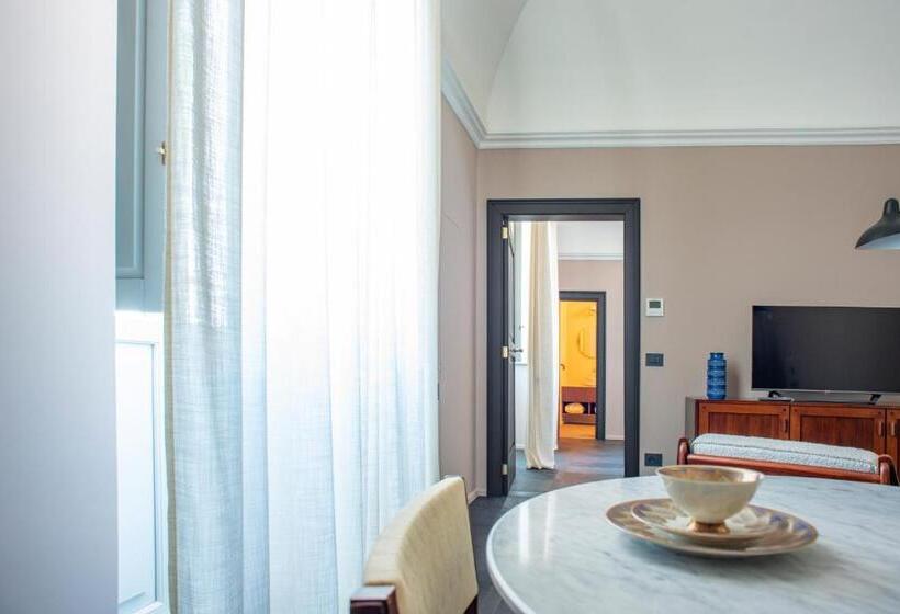 스탠다드 룸 킹사이즈 침대, Molo Suites