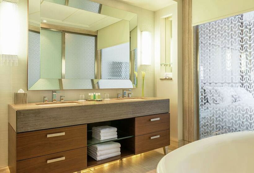 اتاق لوکس با چشم‌انداز, Hilton Dubai Al Habtoor City