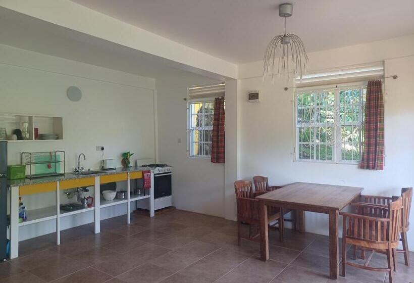 استودیو استاندارد با چشم‌انداز, Mango Garden Cottages