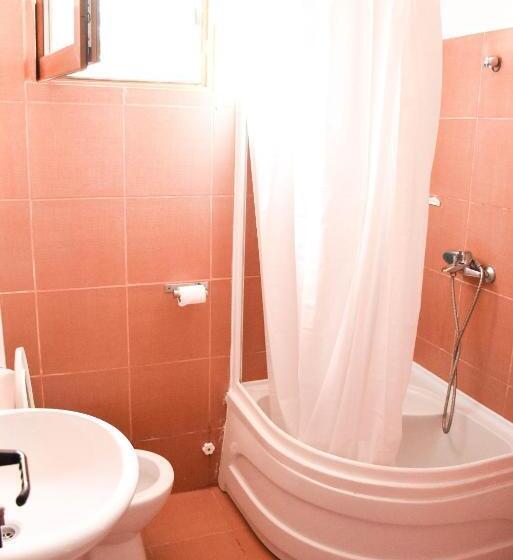 اتاق استاندارد سه تخته با بالکن, Almaville Mamaia