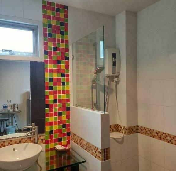 اتاق لوکس, Benjamas Place