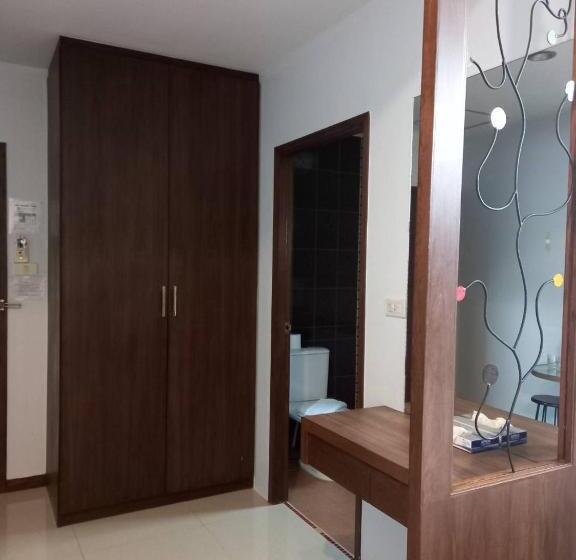 اتاق لوکس, Benjamas Place