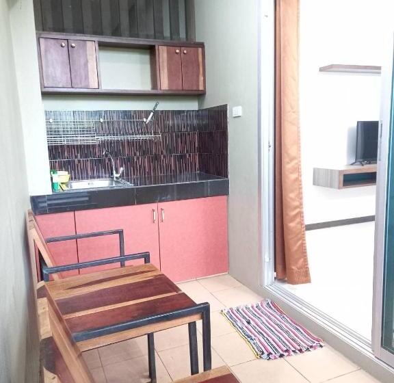 اتاق لوکس, Benjamas Place