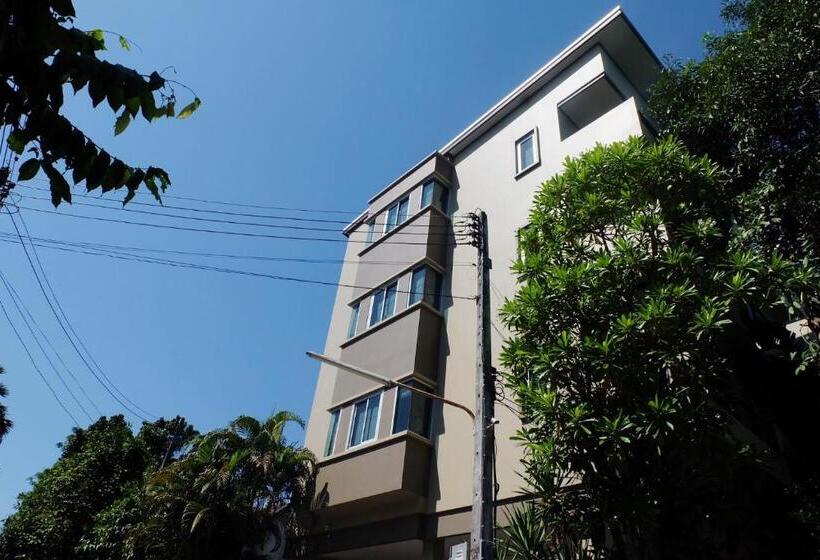 اتاق لوکس, Benjamas Place