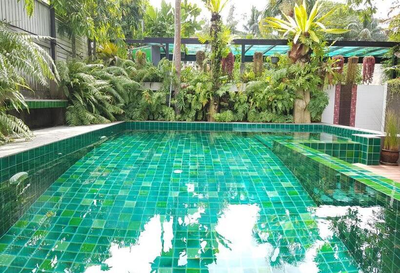 اتاق لوکس با تخت بزرگ, Benjamas Place