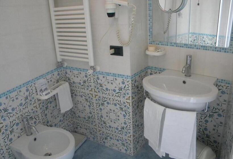 اتاق استاندارد سه نفره, Maison Raphael