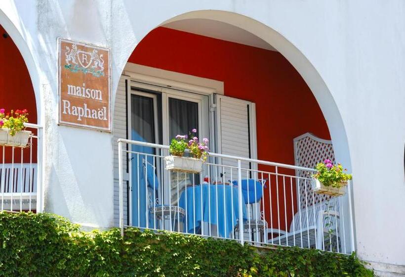 اتاق استاندارد سه نفره, Maison Raphael