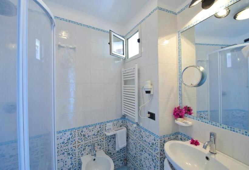 اتاق استاندارد سه نفره, Maison Raphael