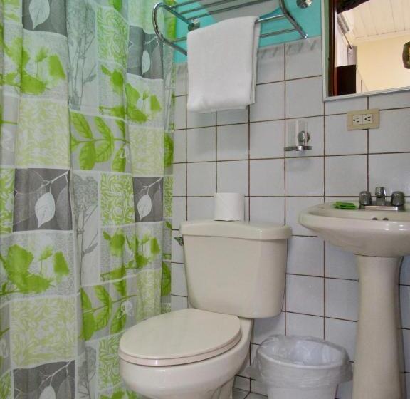 Economy Triple Room, La Guaria Inn & Suites