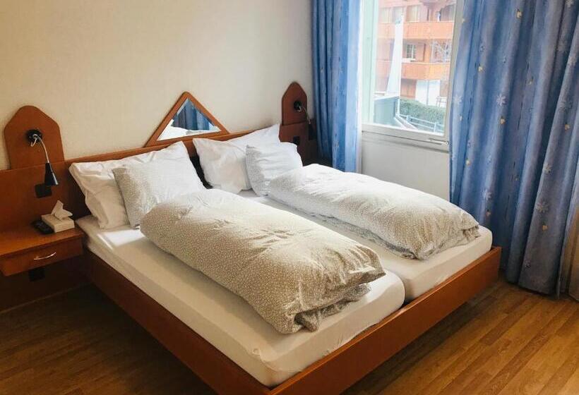 Economy Triple Room, Parkhotel Bellevue Lenk