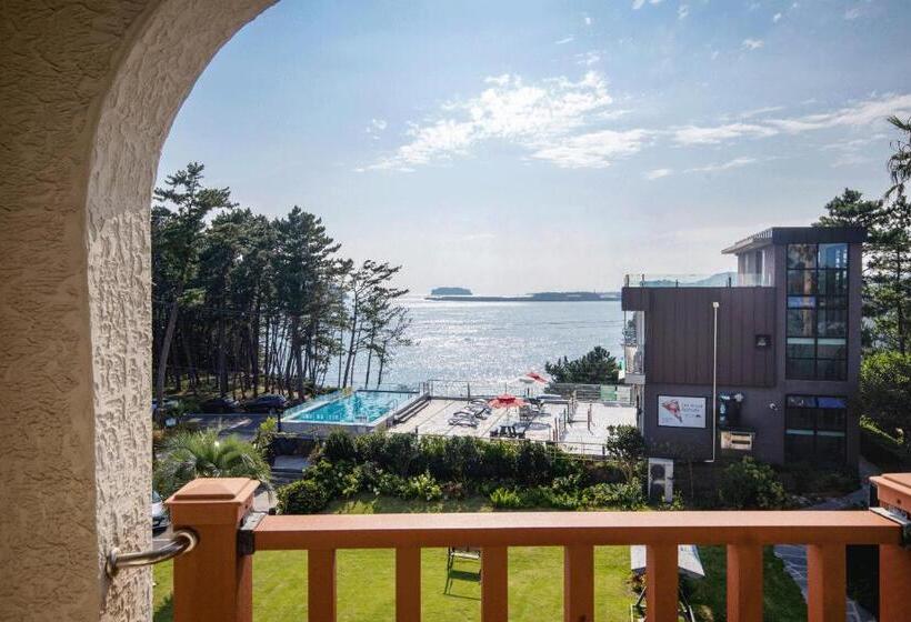 Номер Deluxe Вид на Море с Балконом, The Bay Jeju Resort