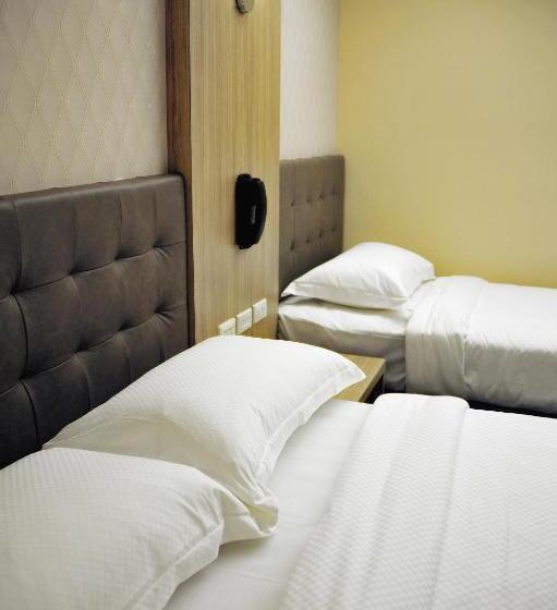 اتاق راحتی سه تخته, The Riverside Hotel International