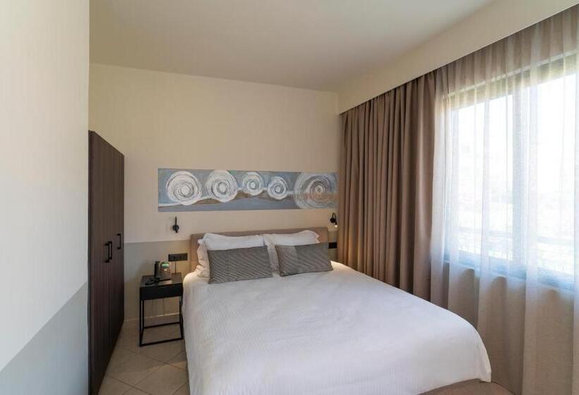 Полулюкс с Балконом, Mariette Rhodes Urban Suites
