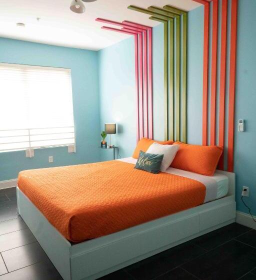 חדר דחוקס עם מיטת קינג, Beds N' Drinks