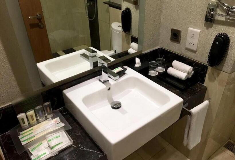 Номер Стандарт Двуспальная Кровать, Holiday Inn Cikarang Jababeka, An Ihg