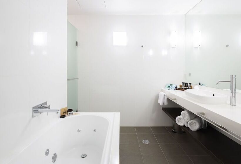 Апартаменты Deluxe 1 Спальня, East Hotel And Apartments