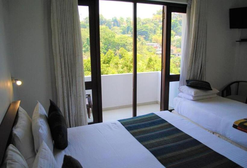 Quarto Triplo Deluxe, Yo Kandy
