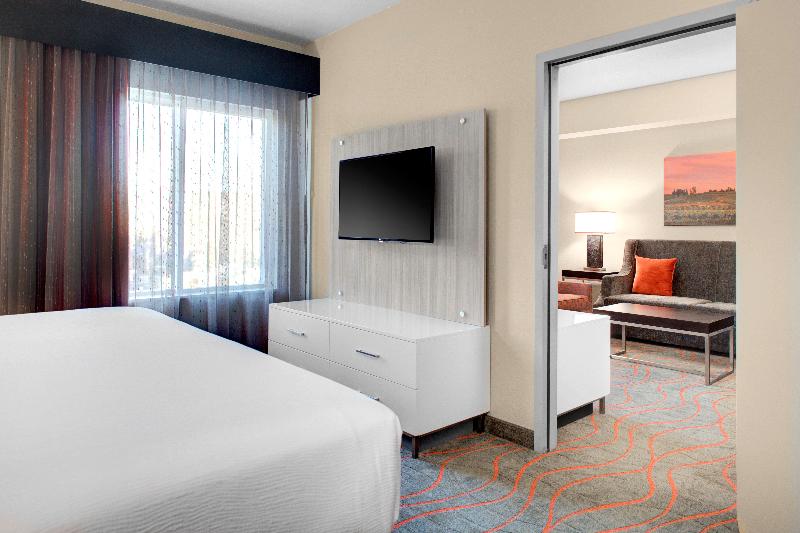 스위트 킹사이즈 침대, Holiday Inn Windsor   Wine Country, An Ihg