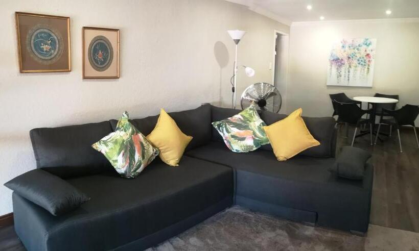 1 Sovrums Ekonomisk Lägenhet, Restawhile Guest House  Pretoria