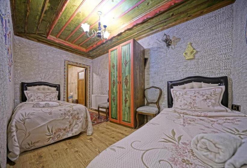 غرفة قياسية ثلاثية, Kayatas Cave Suites