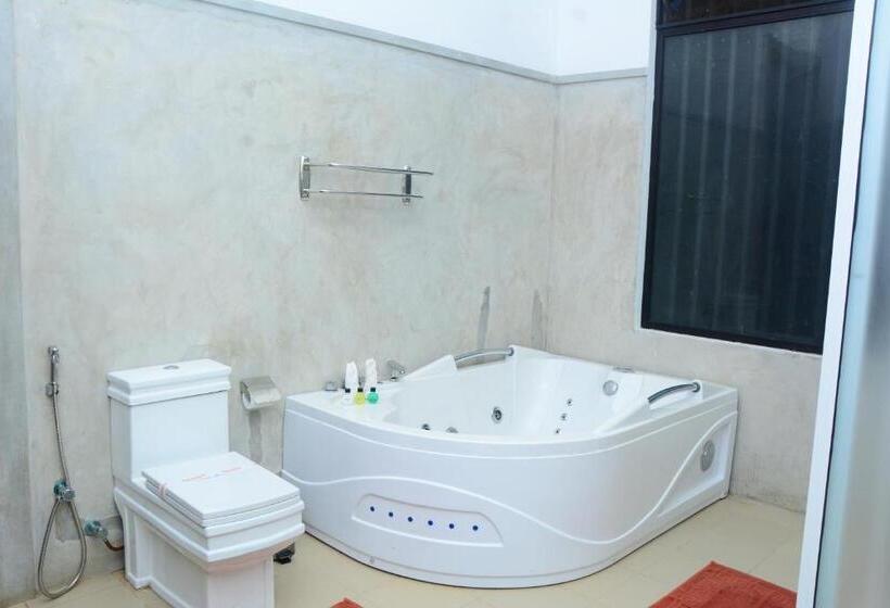 سوییت خانوادگی, Nil Diya Mankada Safari Lodge