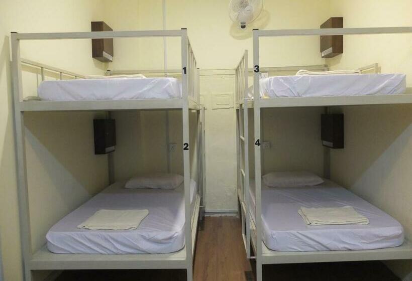 سرير فى غرفة مشتركه, Muntri House   Hostel
