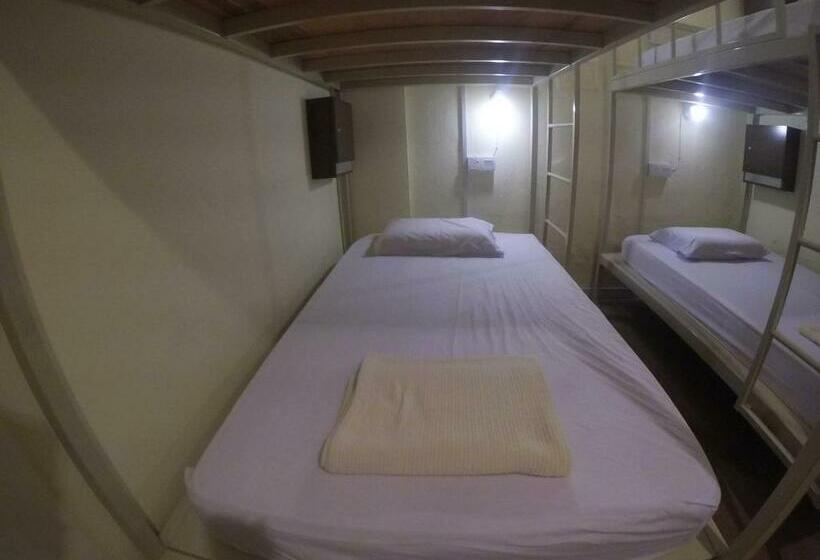 سرير فى غرفة مشتركه, Muntri House   Hostel