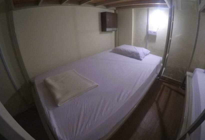 سرير فى غرفة مشتركه, Muntri House   Hostel