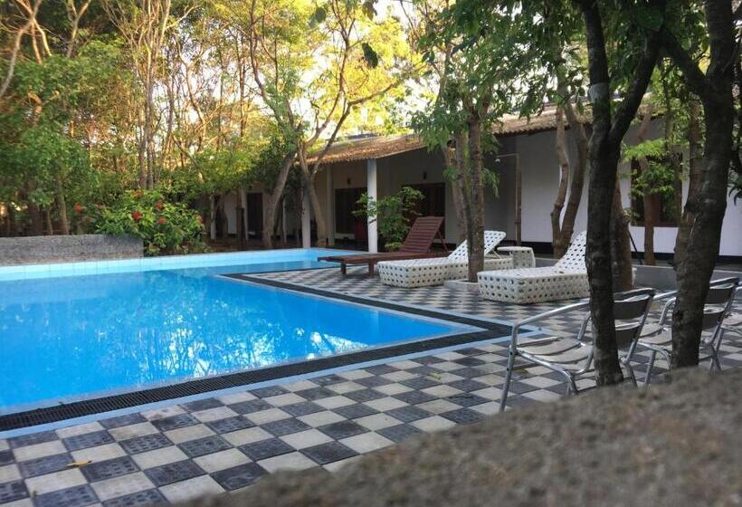 اتاق لوکس سه تخته, Alikele Hotel & Resort