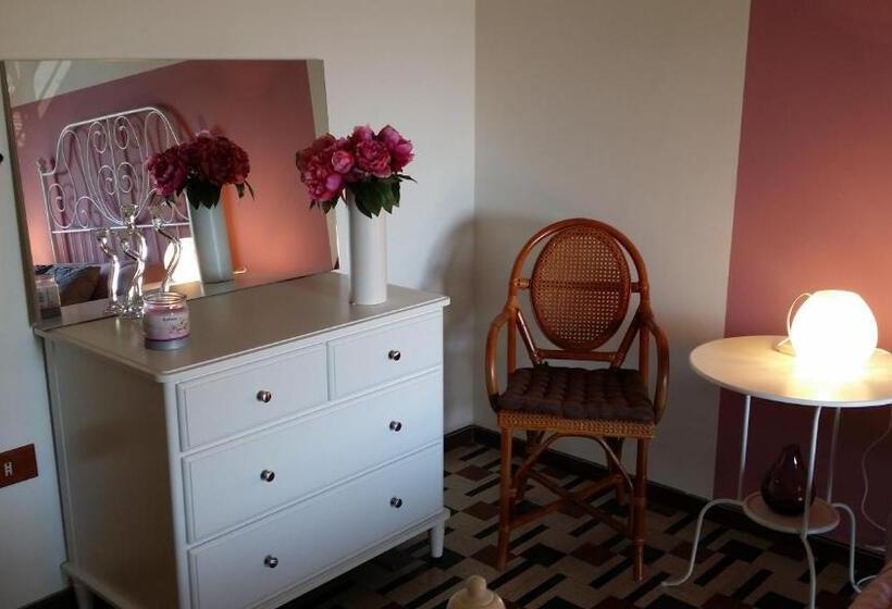 اتاق استاندارد با بالکن و چشم‌انداز دریا, Aretè Guest House