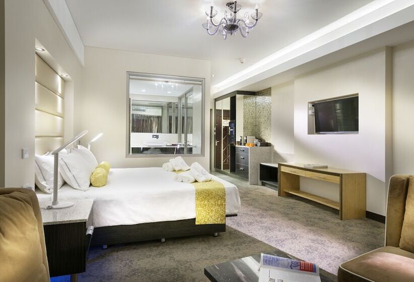 Deluxe room with river view, Swan River