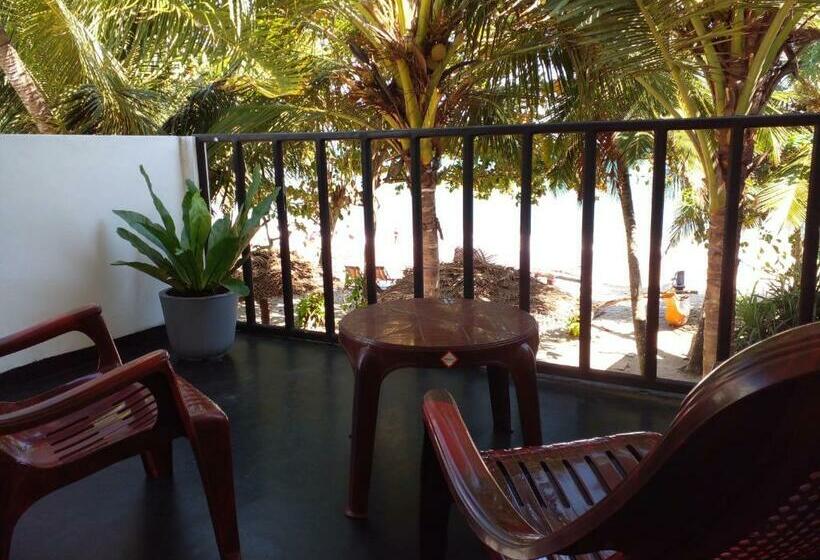 Номер Deluxe Вид на Море с Балконом, Catamaran Beach Home And Restaurant