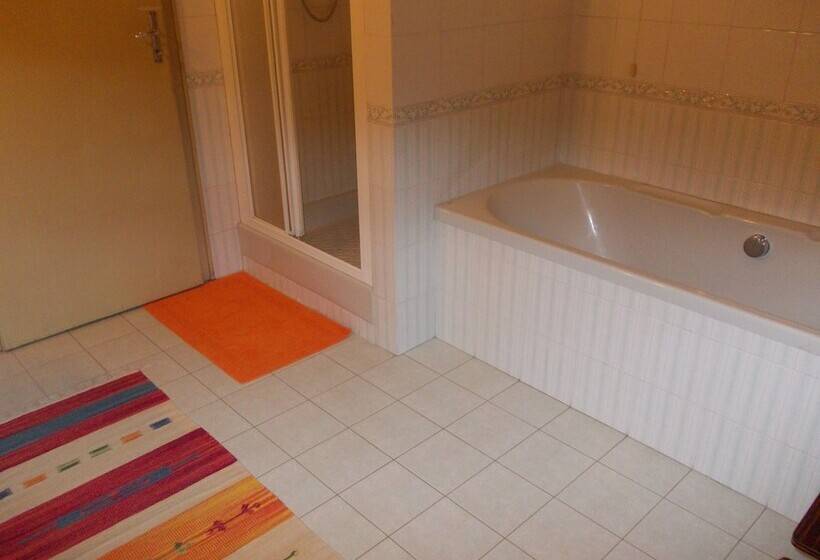 اتاق استاندارد سه نفره, Travellers Lodge Bed & Rooms