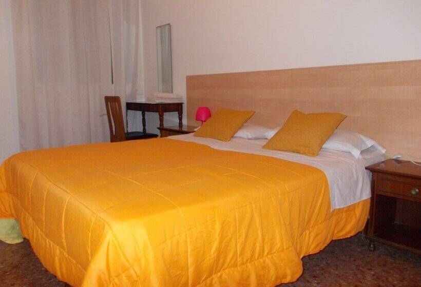 اتاق استاندارد سه نفره, Travellers Lodge Bed & Rooms