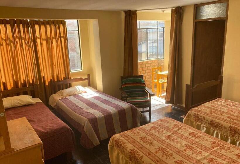 اتاق استاندارد چهارنفره با چشم‌انداز باغ, Cayesh Guest House