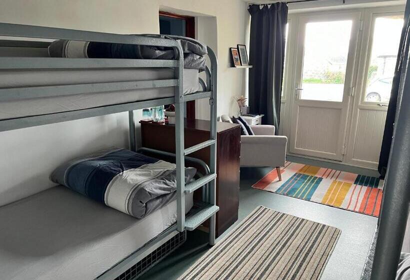 Семейный Номер Вид на Сад, Lands End Hostel And B&b