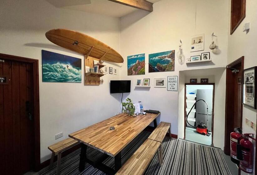Семейный Номер Вид на Сад, Lands End Hostel And B&b