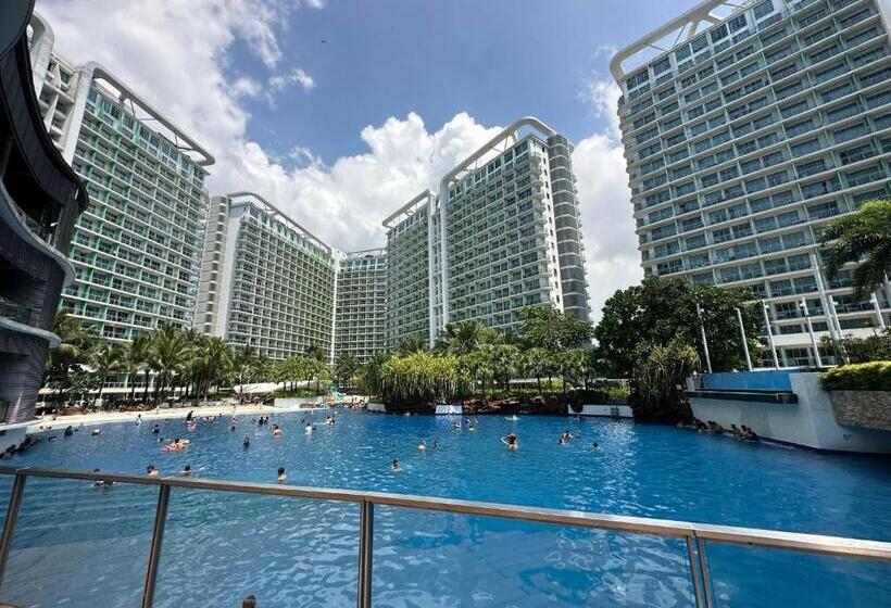 استودیوی لوکس, Azure Urban Resort Residences