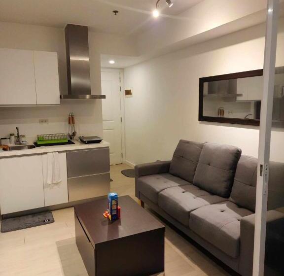 استودیوی لوکس, Azure Urban Resort Residences