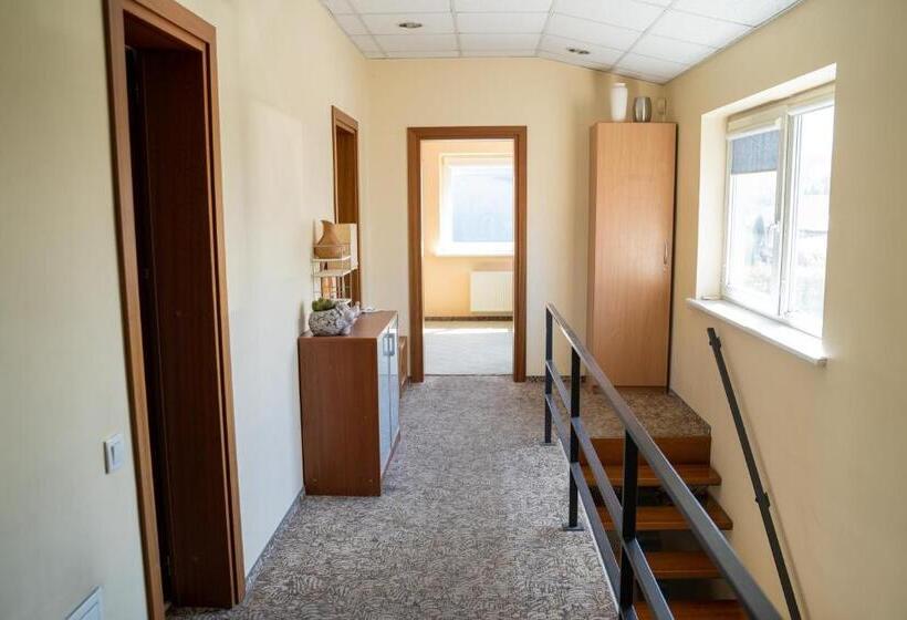 اتاق استاندارد سه نفره, Romainiai Guest House