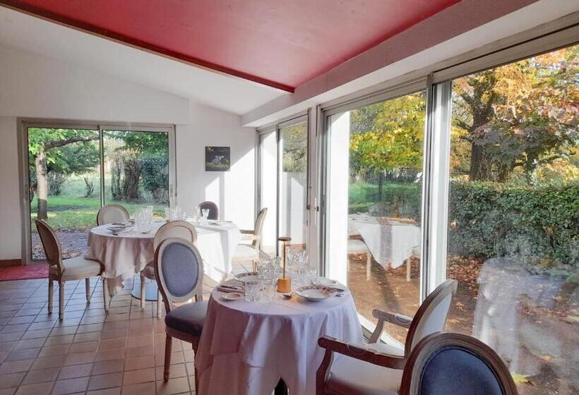 Вилла 3 Спальни, Hôtel Restaurant Platanes   Kb Hotel Group