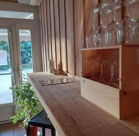 Вилла 3 Спальни, Hôtel Restaurant Platanes   Kb Hotel Group
