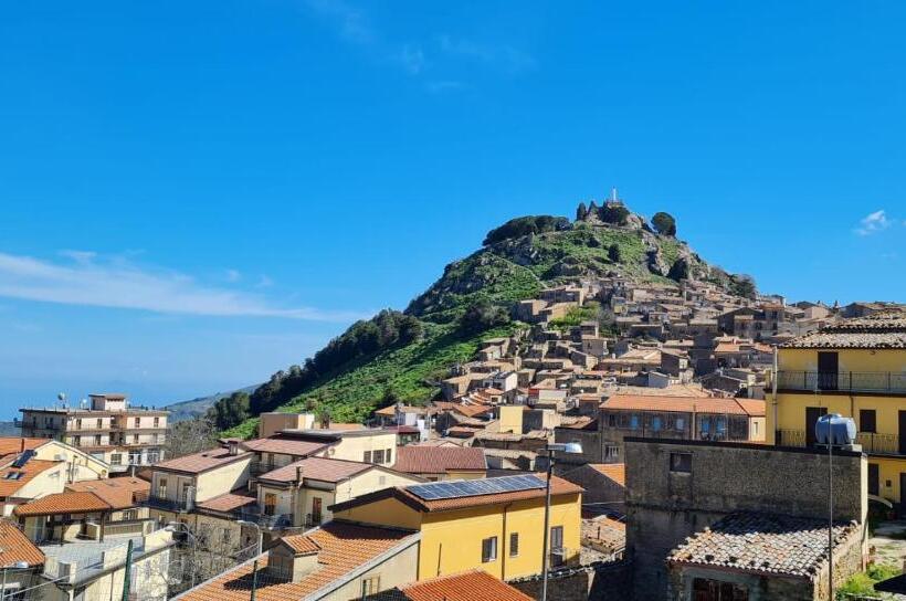 اتاق لوکس, La Sella Dei Nebrodi