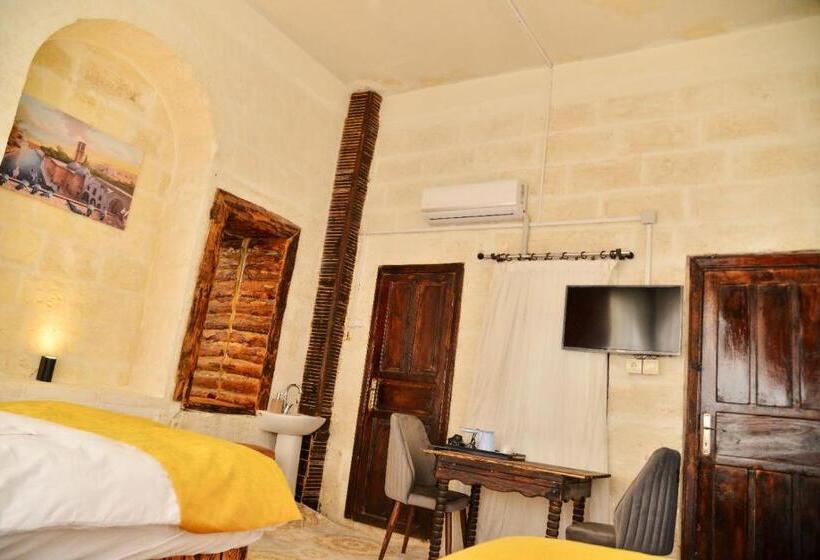 اتاق استاندارد سه نفره, Karagül