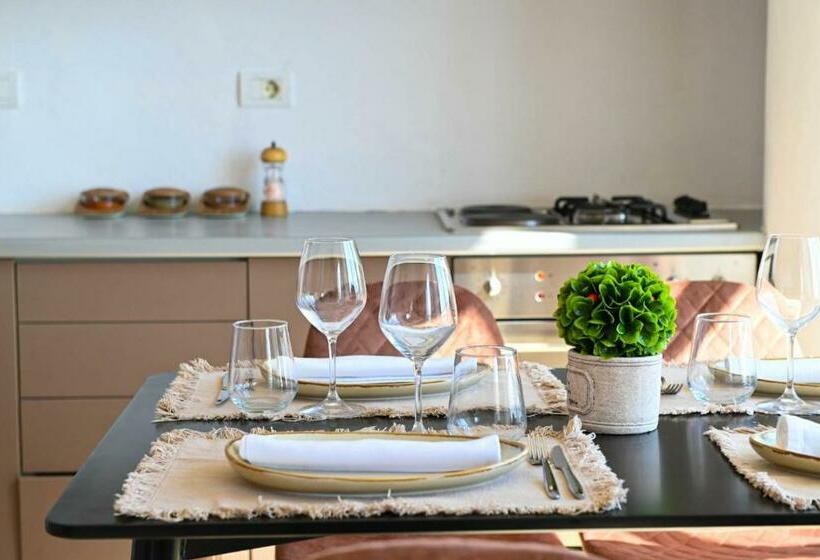 آپارتمان 1 خوابه با چشمانداز دریا, Wave Beachfront Apartments