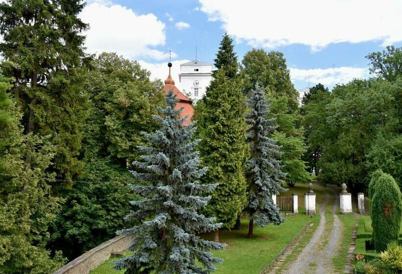 침실 3개 아파트, Zámek Castle Račice   Předzámčí Forecastle