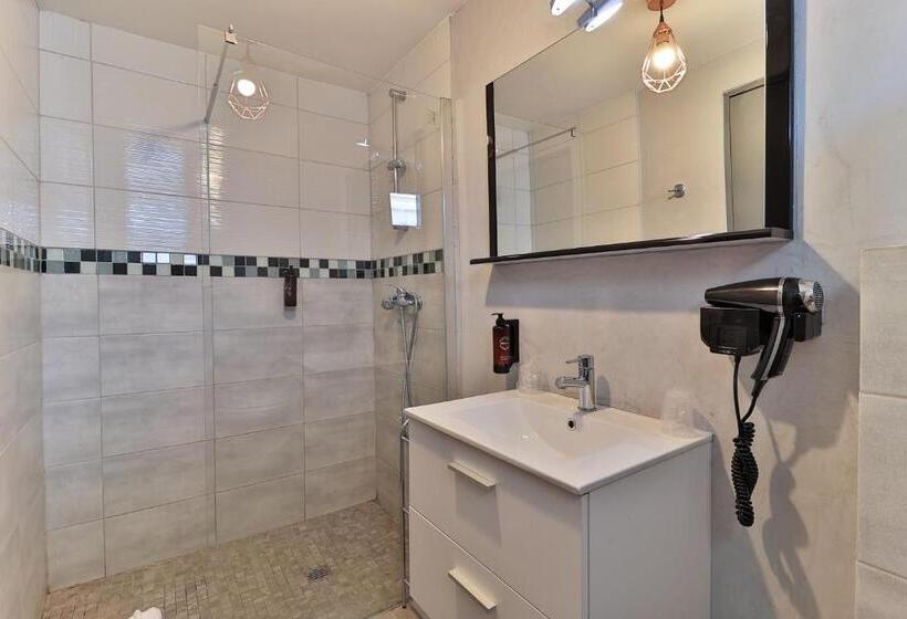 Quarto Estandar Primeiro Andar, & Restaurant Perla Riviera