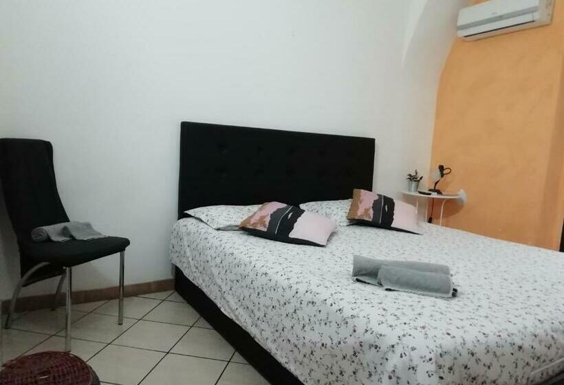 اتاق استاندارد با سرویس بهداشتی مشترک, B&b Garibaldi