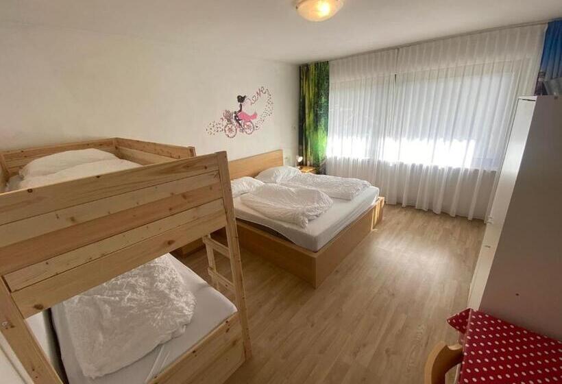 Четырехместный Номер Стандарт с Балконом, Laimerhof
