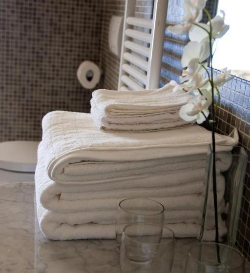 سوییت با چشم‌انداز دریا, Miramare Apartments&suites